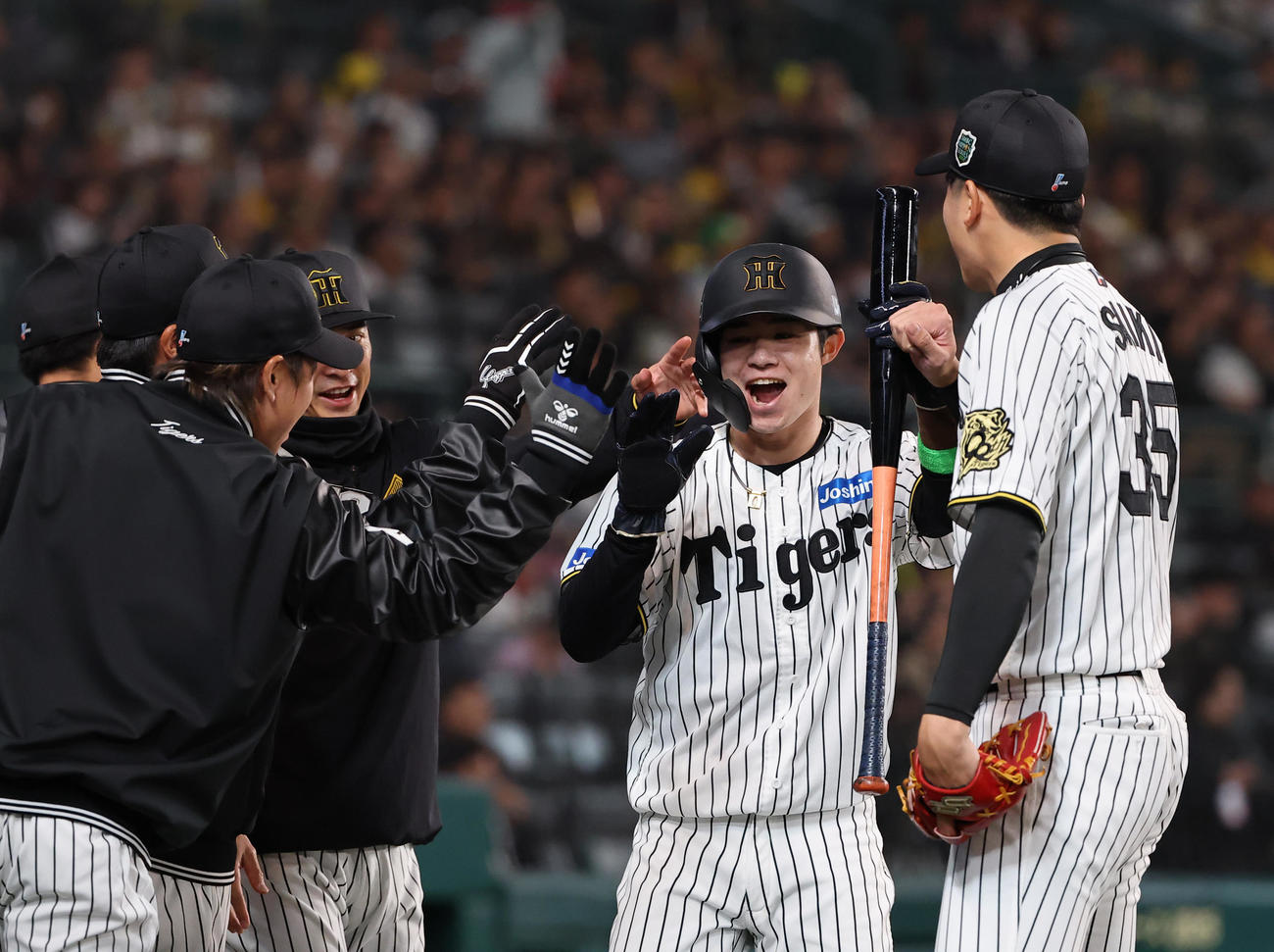 阪神対ソフトバンク　1回裏阪神2死一塁、佐藤輝の適時二塁打で生還した中野（中央）は笑顔を見せる（撮影・上田博志）