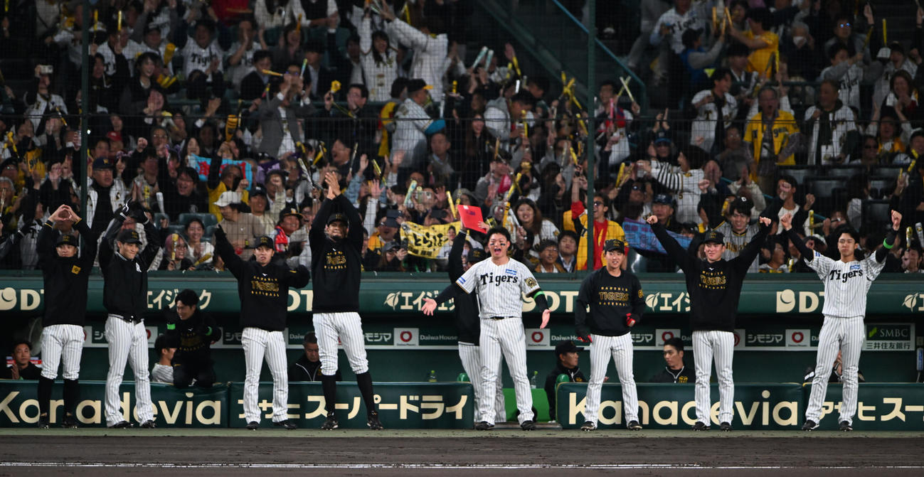 阪神対ソフトバンク　1回裏阪神2死一塁、佐藤輝の先制適時二塁打に喜ぶ阪神ナイン（撮影・和賀正仁）