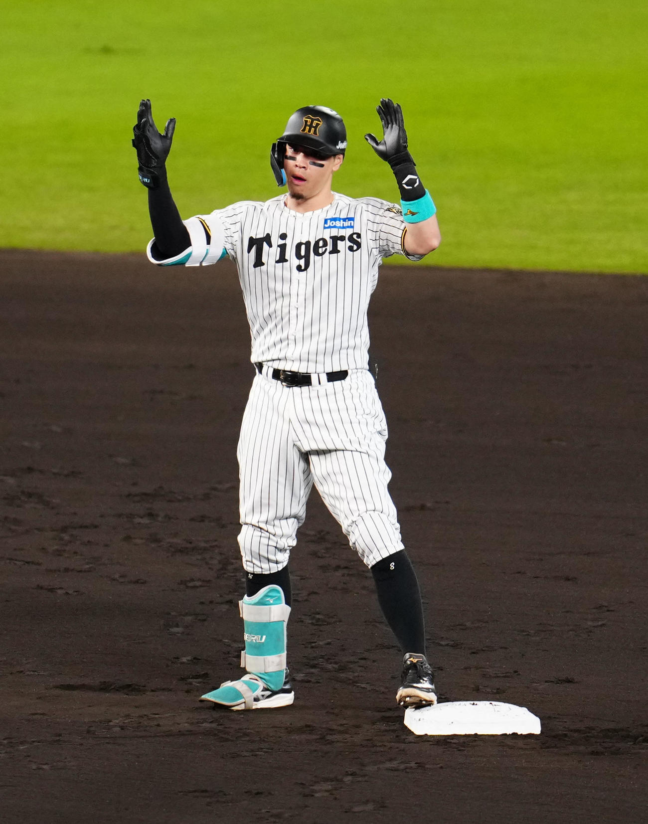 阪神対ソフトバンク　1回裏阪神2死一塁、先制適時二塁打を放った佐藤輝（撮影・江口和貴）