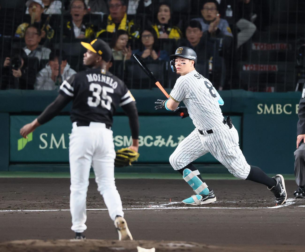 阪神対ソフトバンク　1回裏阪神2死一塁、佐藤輝は右越え適時二塁打を放つ。投手モイネロ（撮影・加藤哉）