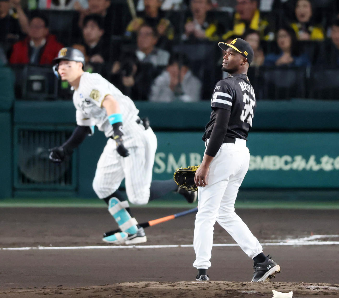 阪神対ソフトバンク　1回裏阪神2死一塁、モイネロは佐藤輝に右越え適時二塁打を打たれ失点（撮影・加藤哉）