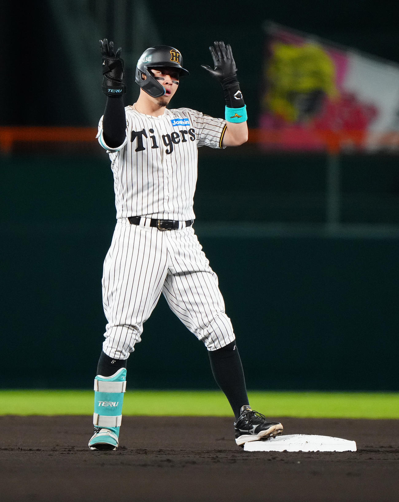 阪神対ソフトバンク　1回裏阪神2死一塁、先制の適時二塁打を放った佐藤輝は塁上でポーズ（撮影・鈴木みどり）