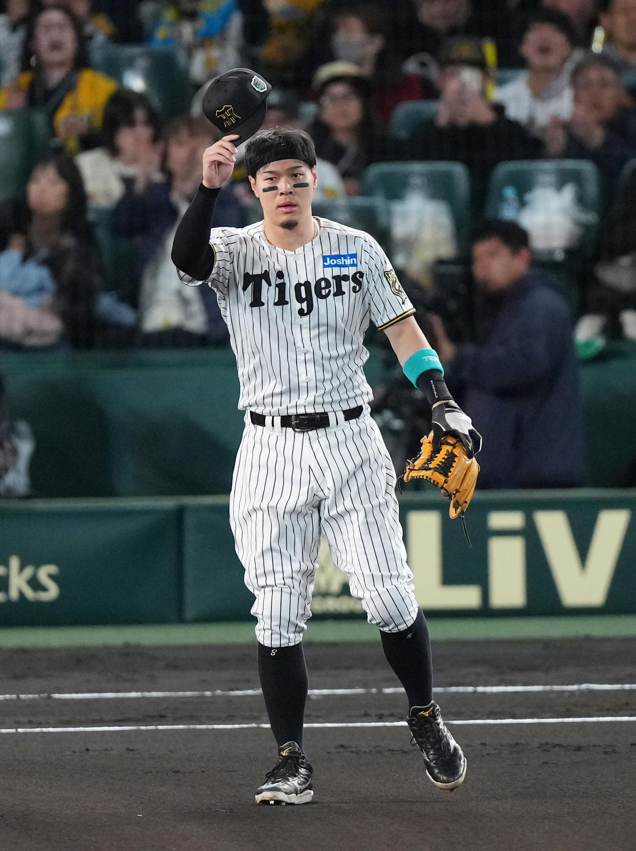 阪神対ソフトバンク　1回、先制二塁打の佐藤輝はスタンドの声援に帽子を取って応える（撮影・足立雅史）