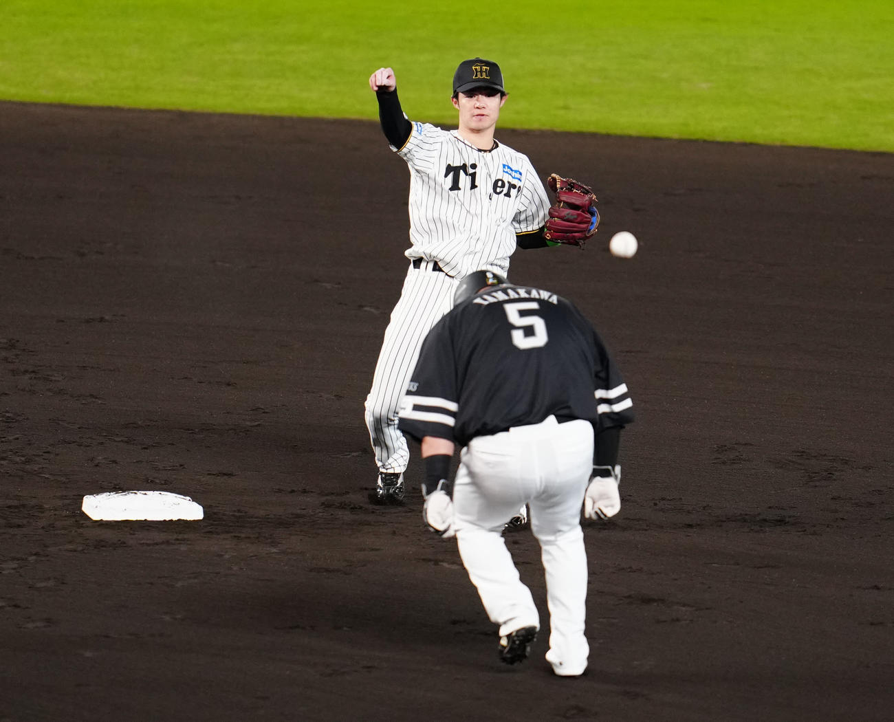 阪神対ソフトバンク　2回表ソフトバンク1死一塁、遊撃手小幡の送球を受け、一塁へ送球し今宮を併殺とする二塁手中野（撮影・江口和貴）