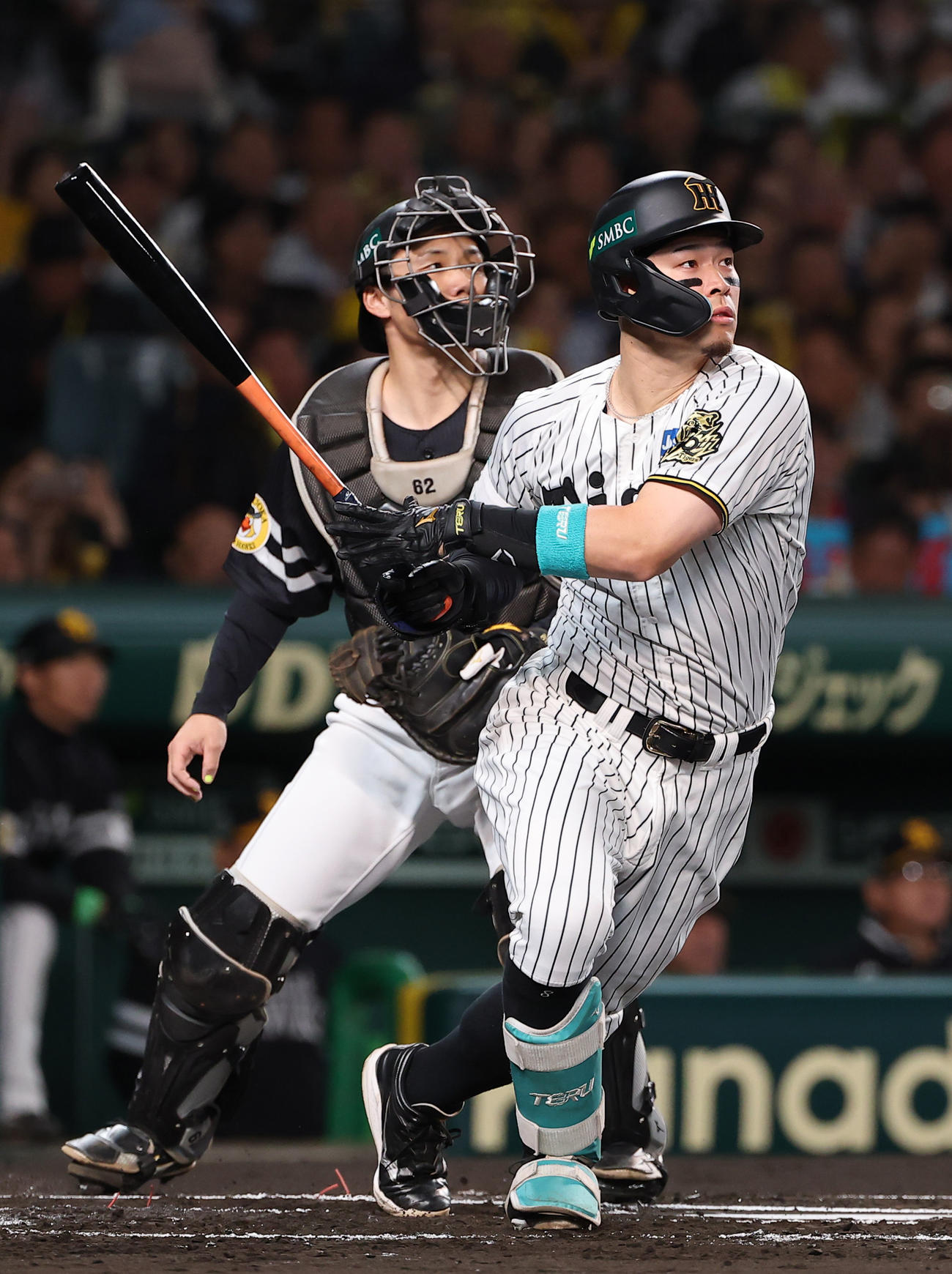 神対ソフトバンク　1回裏阪神2死一塁、佐藤輝は右越えに先制適時二塁打を放つ（撮影・上田博志）