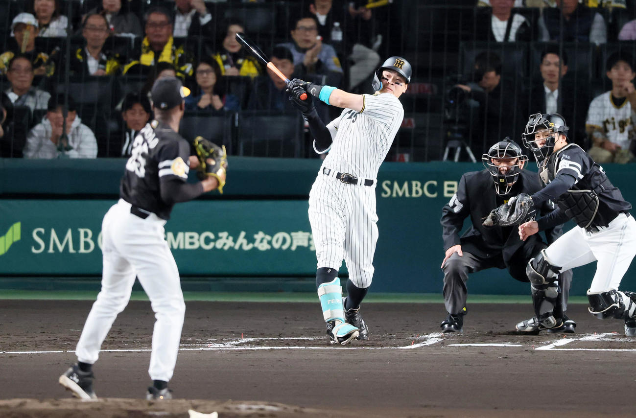阪神対ソフトバンク　1回裏阪神2死一塁、佐藤輝は右越え適時二塁打を放つ。投手モイネロ（撮影・加藤哉）