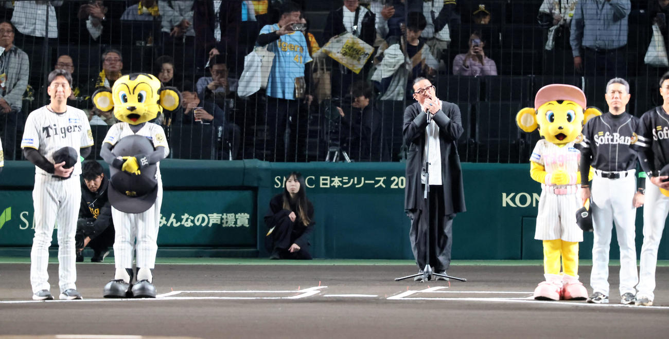 阪神対ソフトバンク　君が代を独唱する若旦那（撮影・加藤哉）