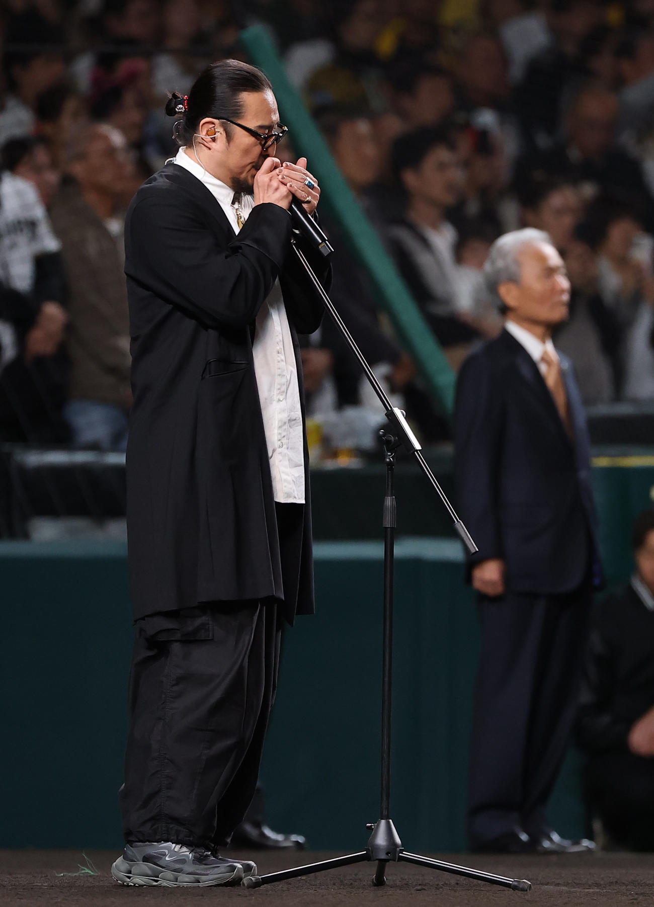日本シリーズ第3戦　阪神対ソフトバンク　国歌独唱をする湘南乃風・若旦那（撮影・上田博志）