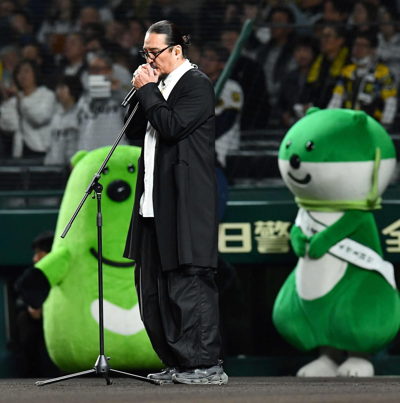 阪神対ソフトバンク　君が代を独唱する歌手の若旦那（撮影・岩下翔太）