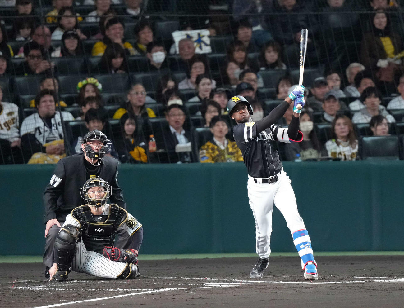 阪神対ソフトバンク　3回表ソフトバンク1死二塁、モイネロは右翼線にファウルを放つ（撮影・足立雅史）
