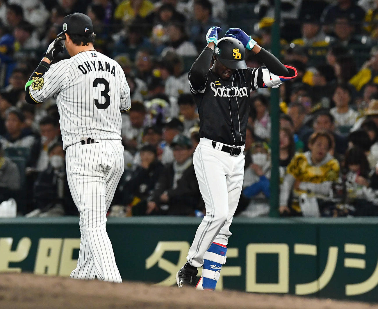 阪神対ソフトバンク　3回表ソフトバンク1死二塁、右翼線への打球はファウルとなり、悔しそうに頭を抱えるモイネロ（撮影・岩下翔太）