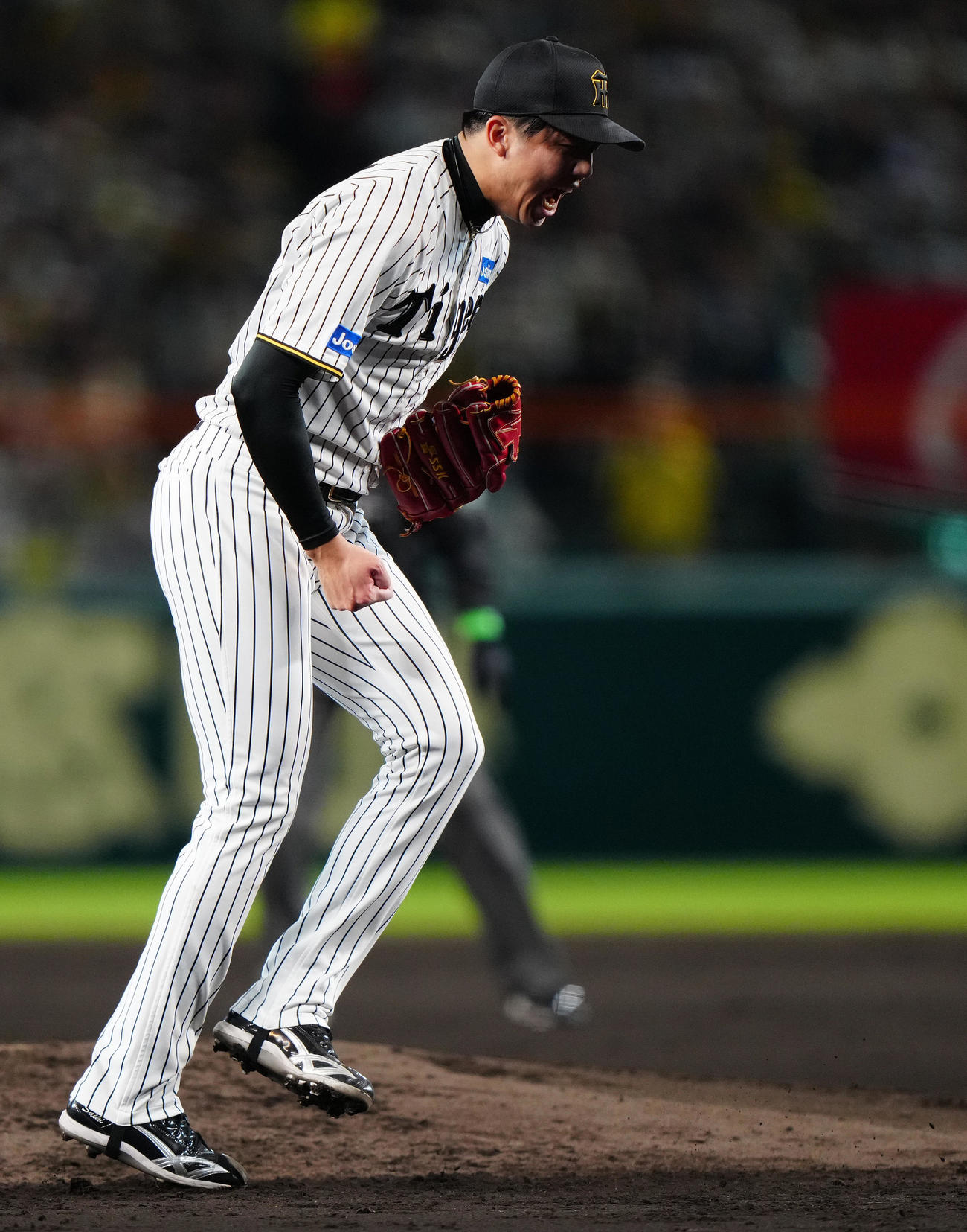 阪神対ソフトバンク　3回表ソフトバンク2死一、二塁、周東を空振り三振に仕留め、雄たけびを上げる才木（撮影・鈴木みどり）