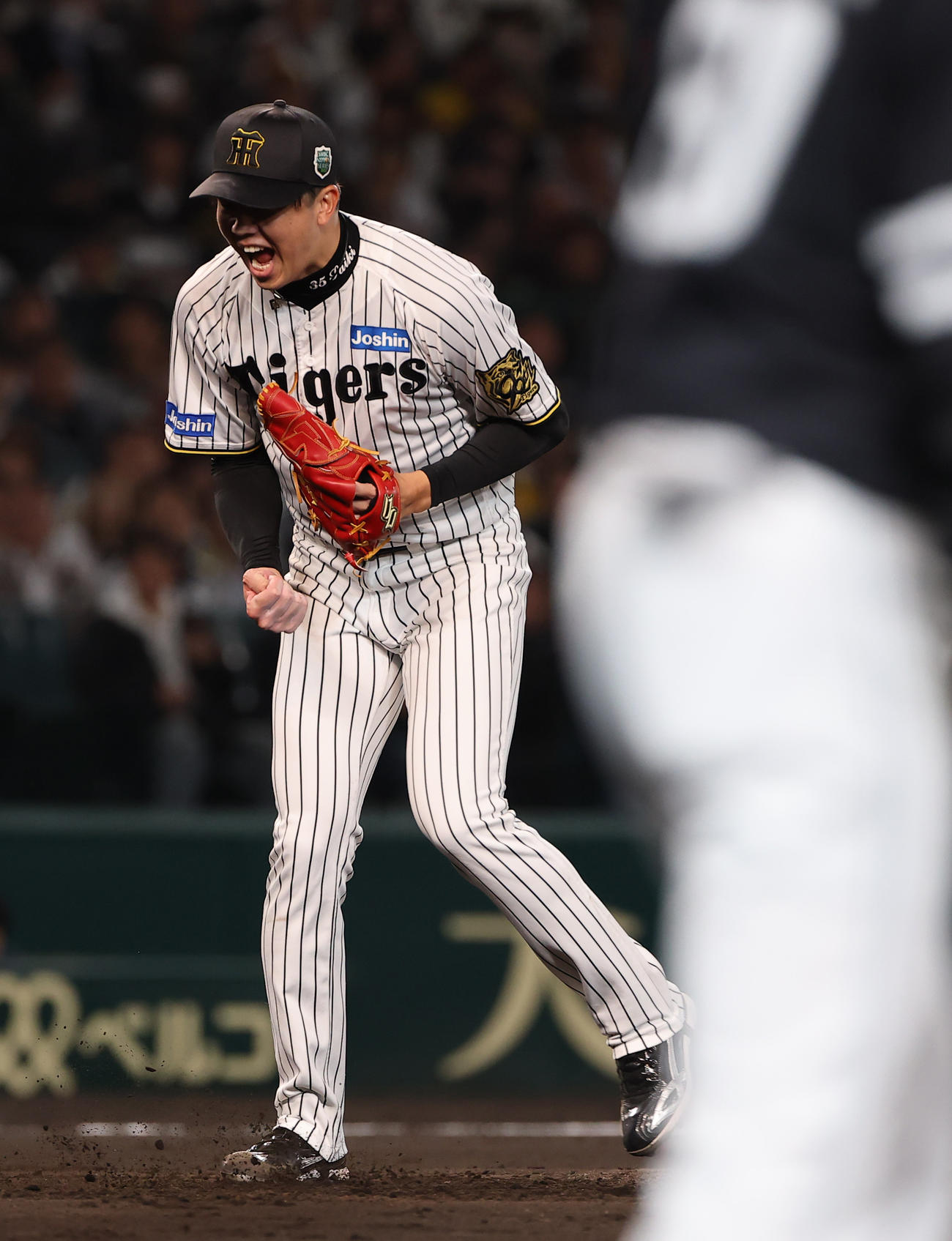 阪神対ソフトバンク　3回表ソフトバンク2死一、二塁、周東から三振を奪い雄たけびを上げる才木（撮影・上田博志）