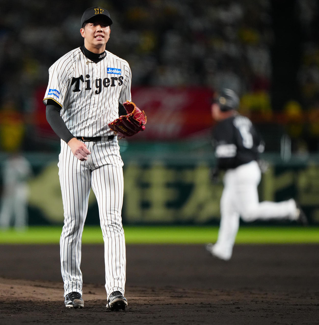 阪神対ソフトバンク　4回表ソフトバンク1死、山川に中越えソロ本塁打を浴び、浮かない表情の才木（撮影・鈴木みどり）