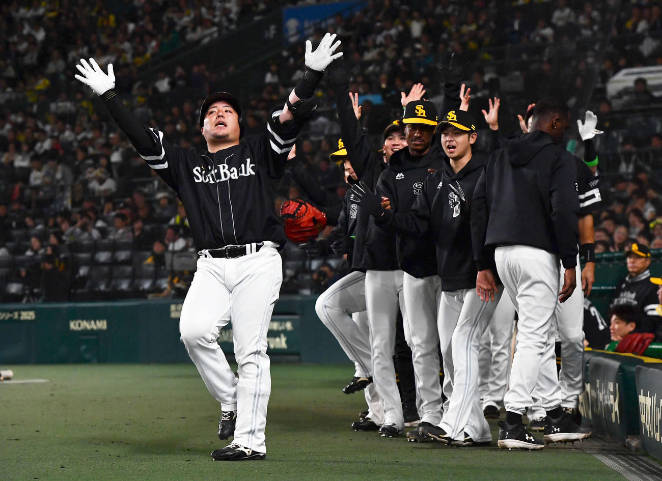 阪神対ソフトバンク　4回表ソフトバンク1死、同点の中越え本塁打を放った山川（左）はベンチ前でどすこいポーズを決める（撮影・岩下翔太）