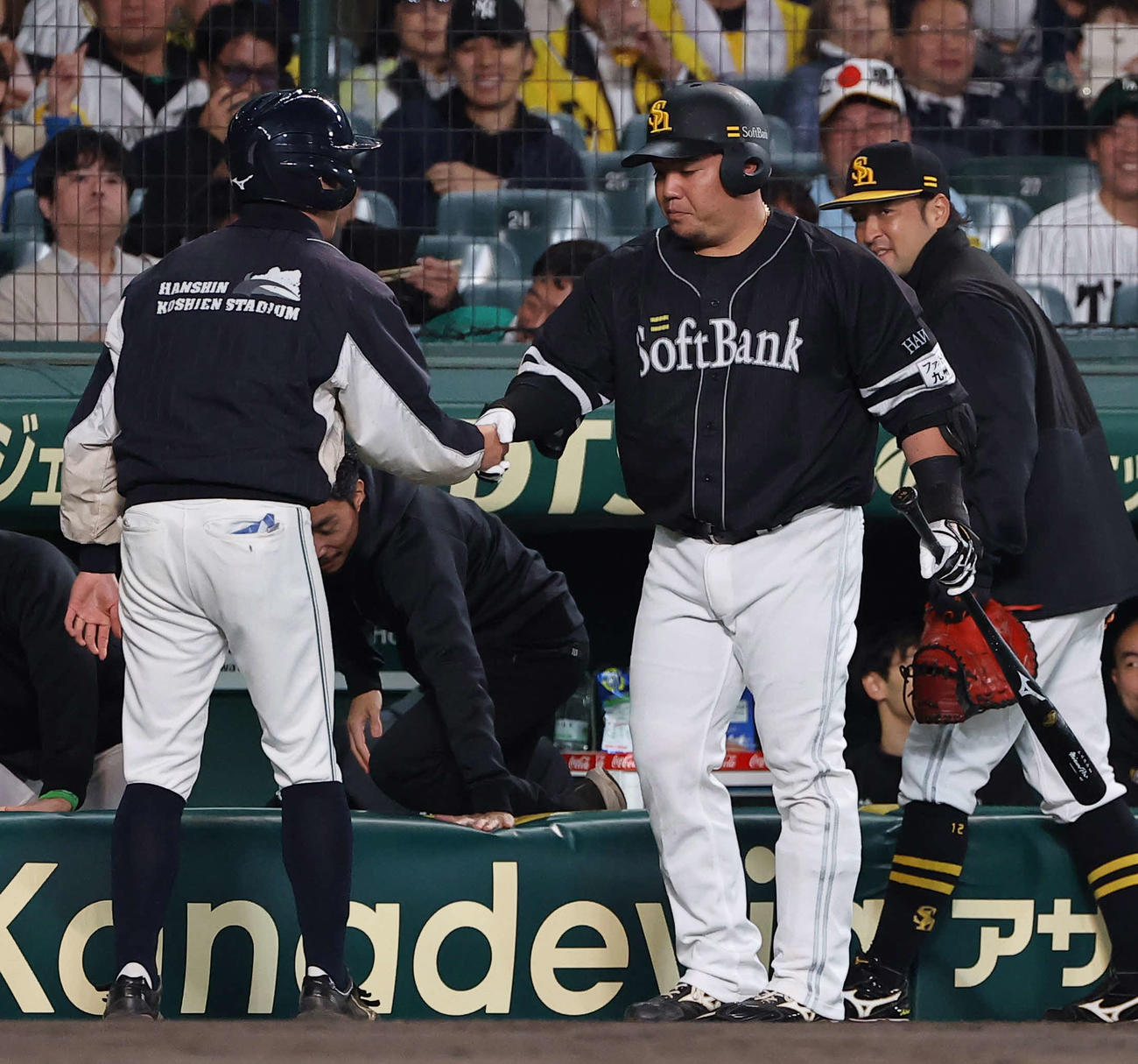 阪神対ソフトバンク　4回表ソフトバンク1死、同点本塁打を放った山川はボールボーイと握手を交わす（撮影・上田博志）