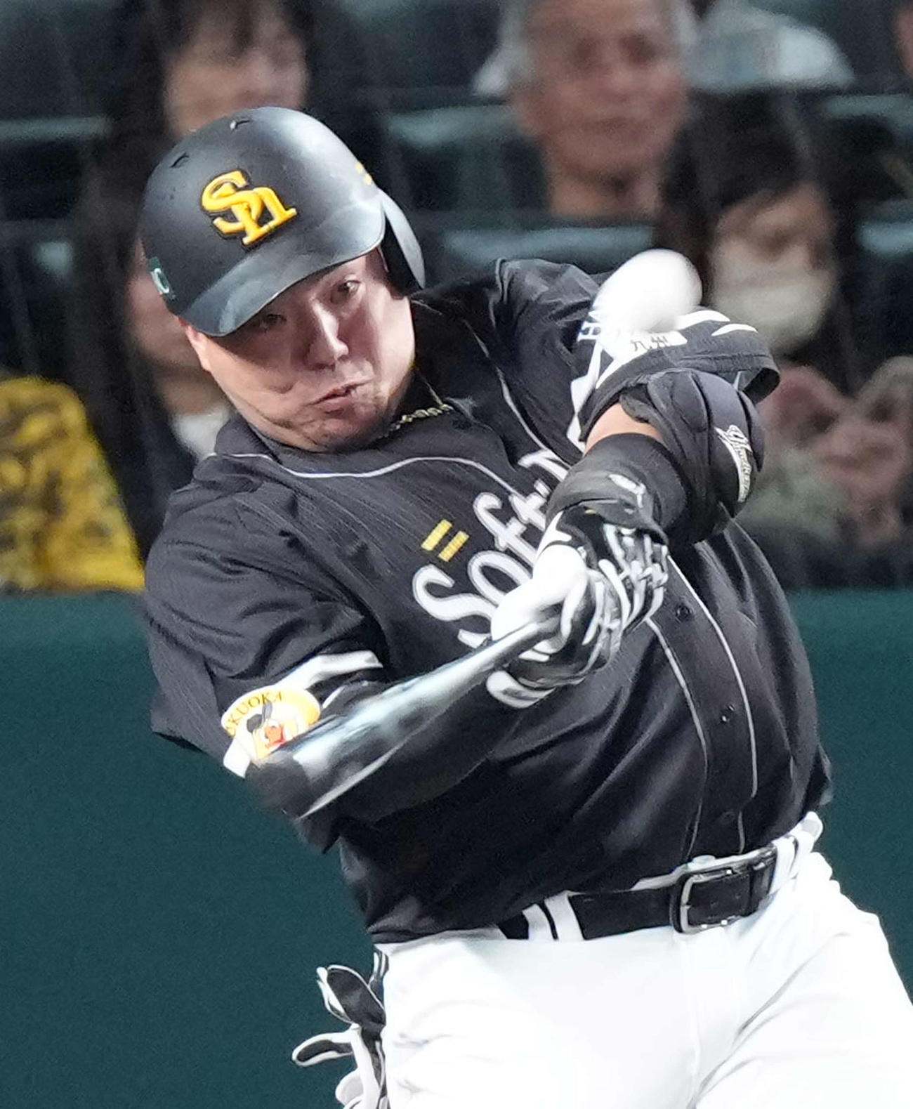 阪神対ソフトバンク　4回表ソフトバンク1死、山川は中越え本塁打を放つ（撮影・足立雅史）