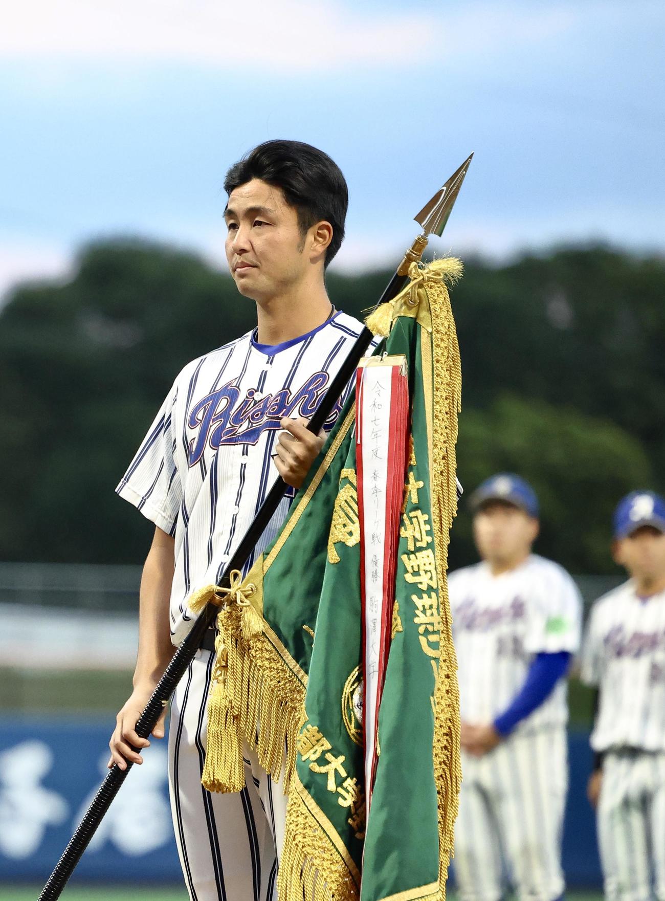 拓大対立正大　表彰式に臨む立正大・斎藤星（撮影・河田真司）