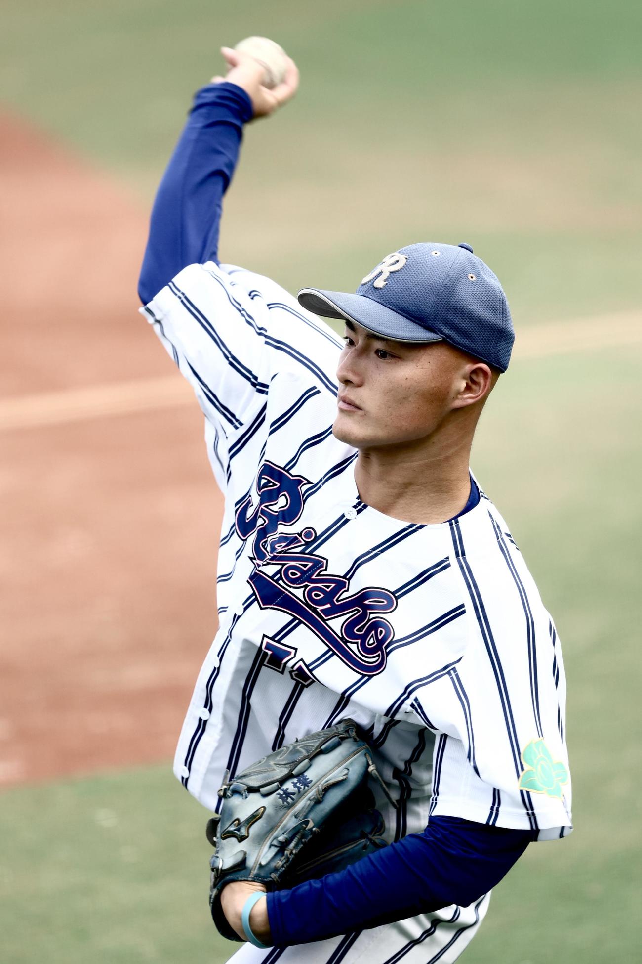 拓大対立正大　5回裏を終え、キャッチボールする立正大・林（撮影・河田真司）