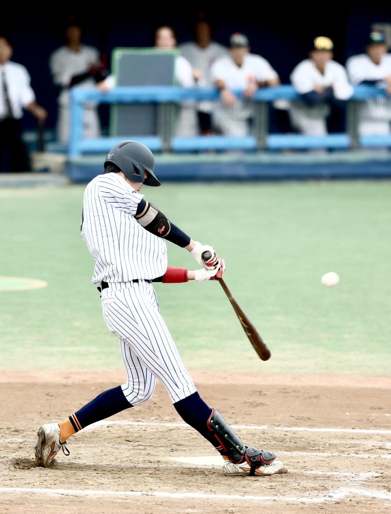 拓大対立正大　7回表拓大1死二塁、適時二塁打を放つ宗（撮影・河田真司）