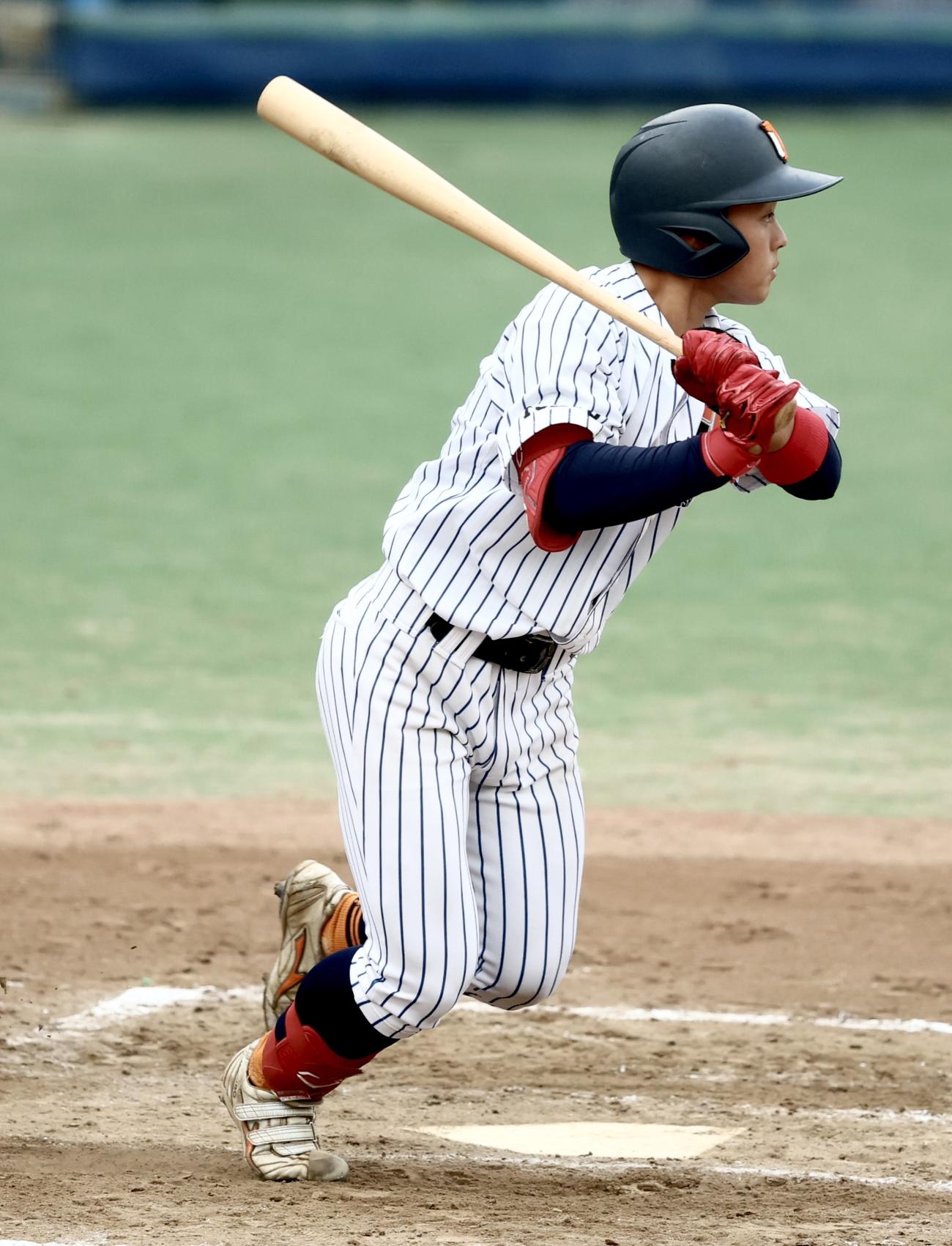 拓大対立正大　7回表拓大1死二塁、左前適時打を放つ久保（撮影・河田真司）