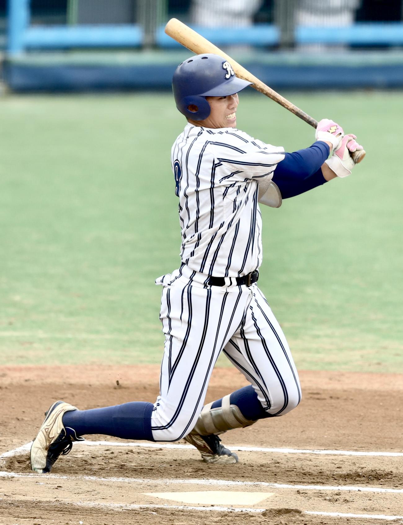 拓大対立正大　6回裏立正大無死、中前打を放つ西村（撮影・河田真司）