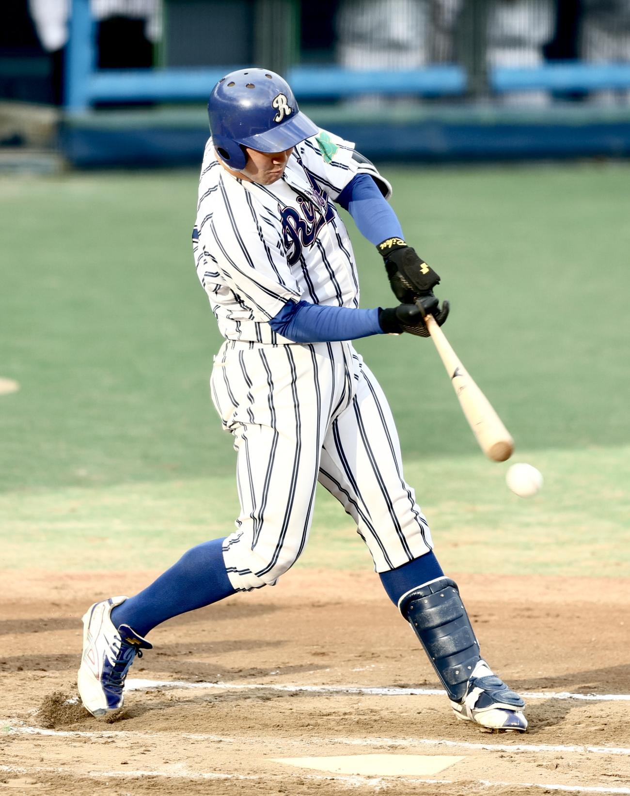 拓大対立正大　6回裏立正大2死一、三塁、三塁線に放つ石見（撮影・河田真司）