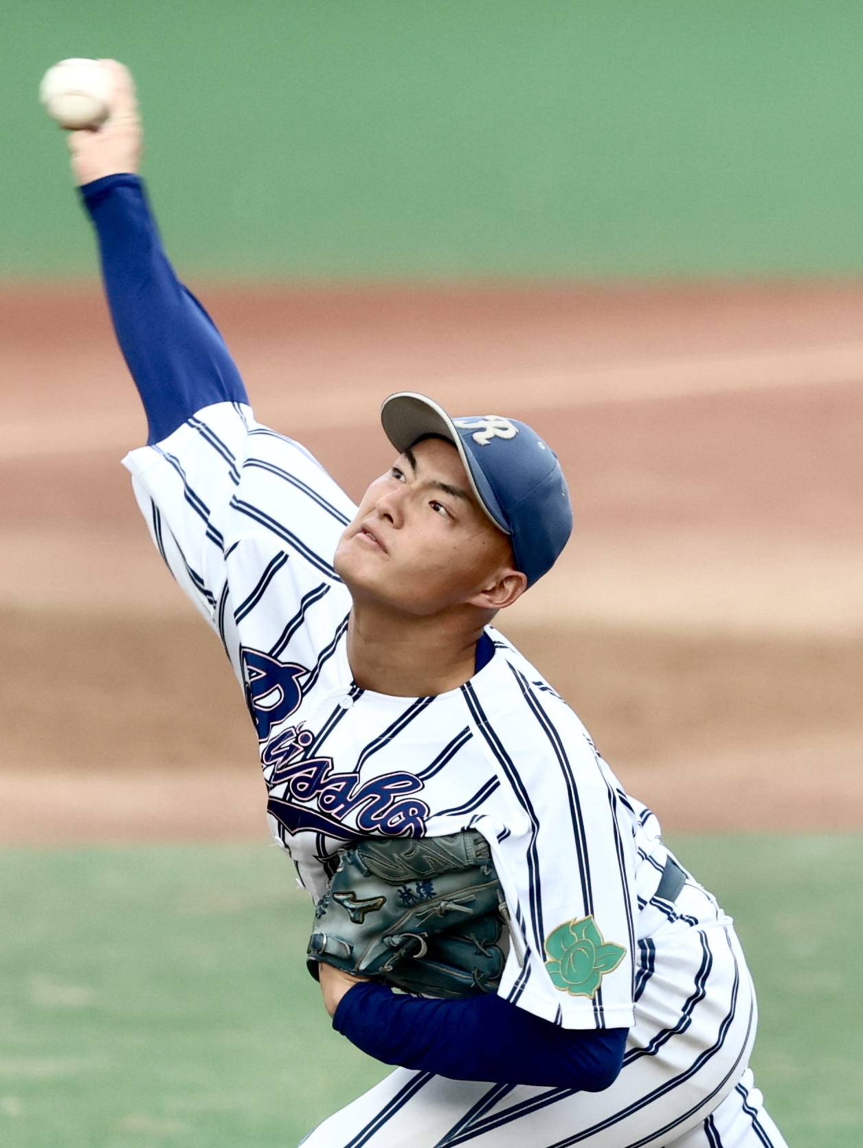 拓大対立正大　8回表、力投する立正大・林（撮影・河田真司）