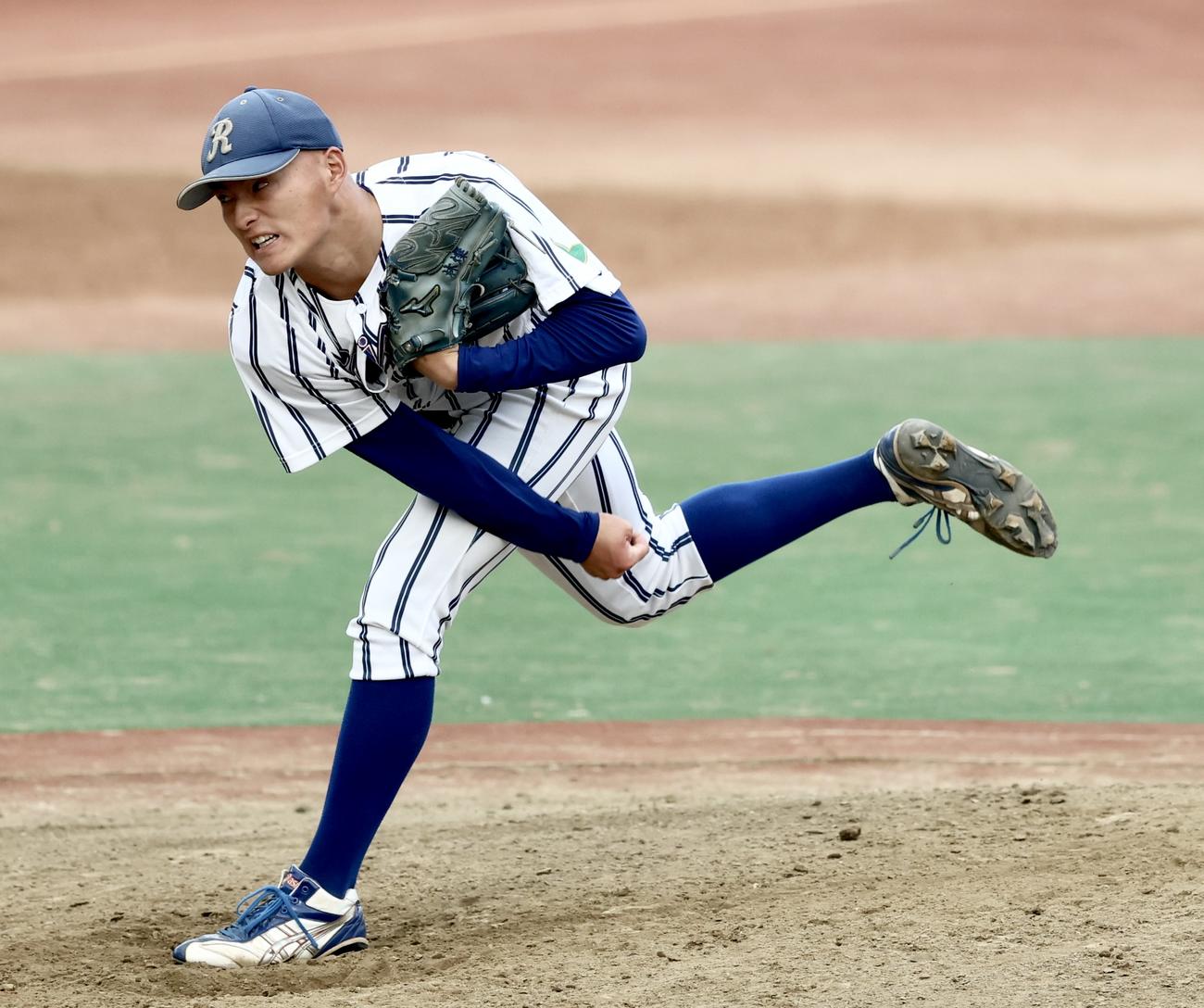 拓大対立正大　8回表、力投する立正大・林（撮影・河田真司）