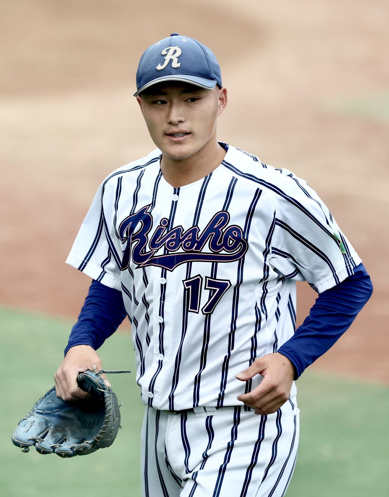 拓大対立正大　8回表を抑えベンチに戻る立正大・林（撮影・河田真司）