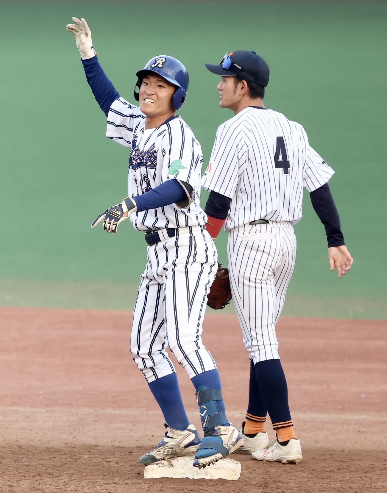 拓大対立正大　8回裏立正大1死満塁、3点適時二塁打を放ち出塁する石井（撮影・河田真司）