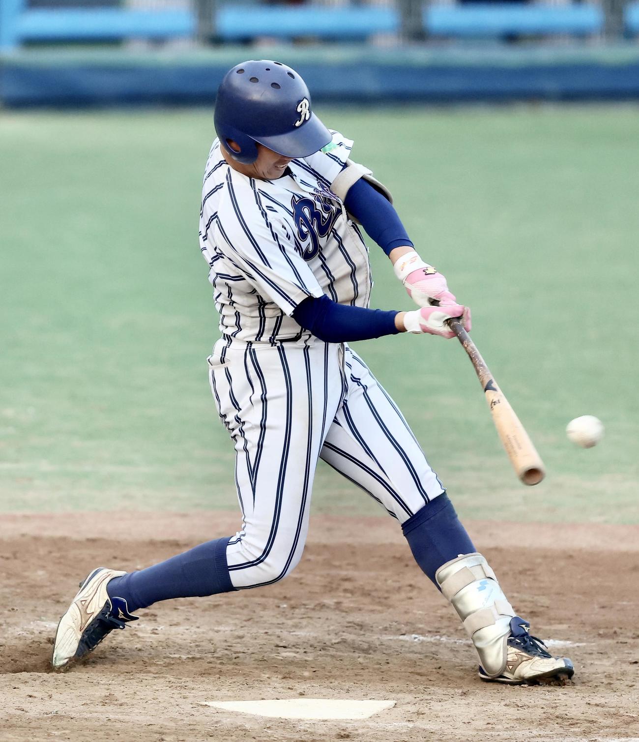 拓大対立正大　8回裏立正大1死二塁、適時二塁打を放つ西村（撮影・河田真司）