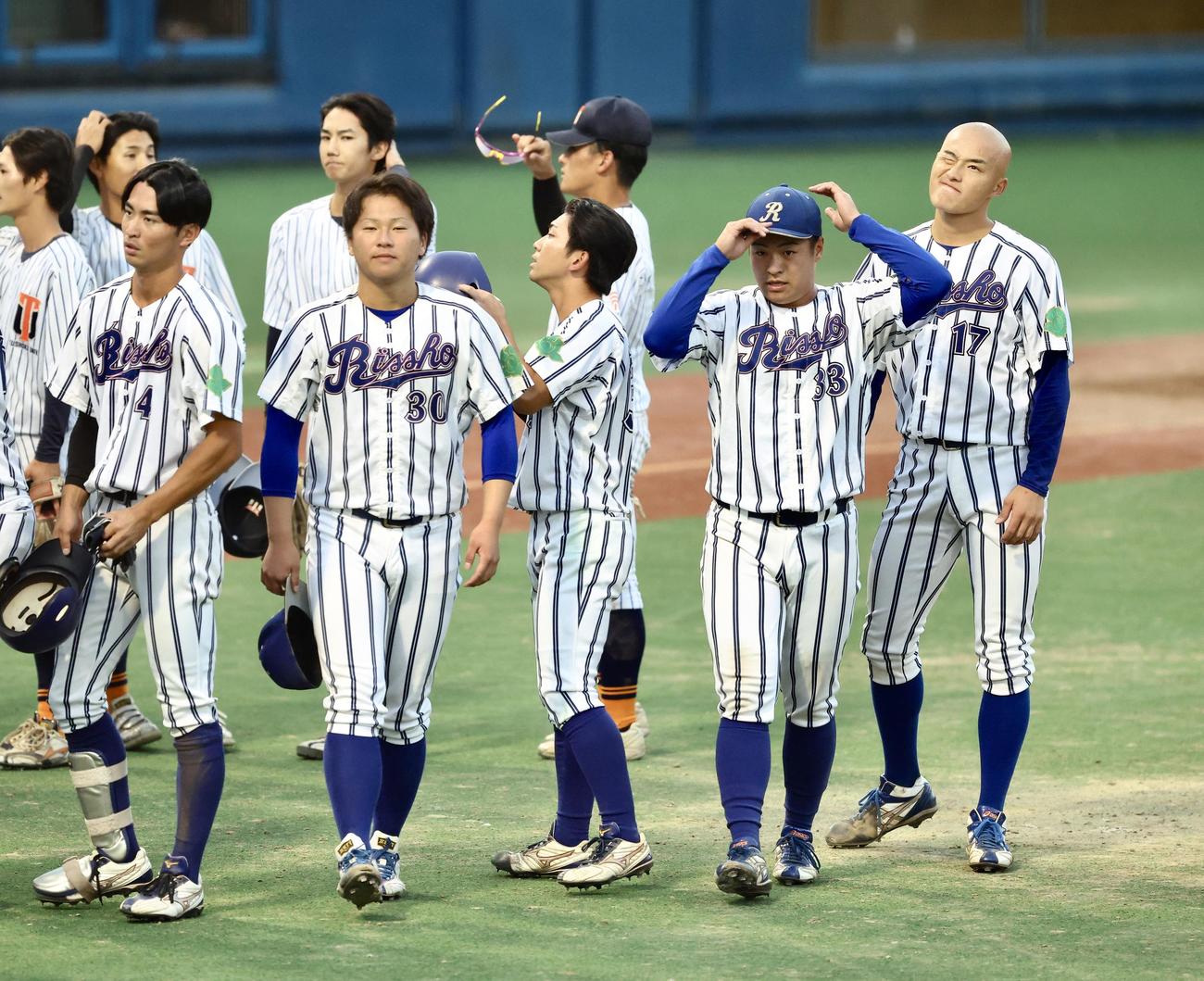 拓大対立正大　拓大に敗れ、浮かない表情を見せる林（右）ら立正大ナイン（撮影・河田真司）