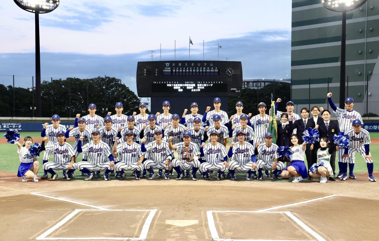 拓大対立正大　東都大学野球リーグ2部で優勝し、入れ替え戦に向け気合いを入れる立正大の選手たち（撮影・河田真司）