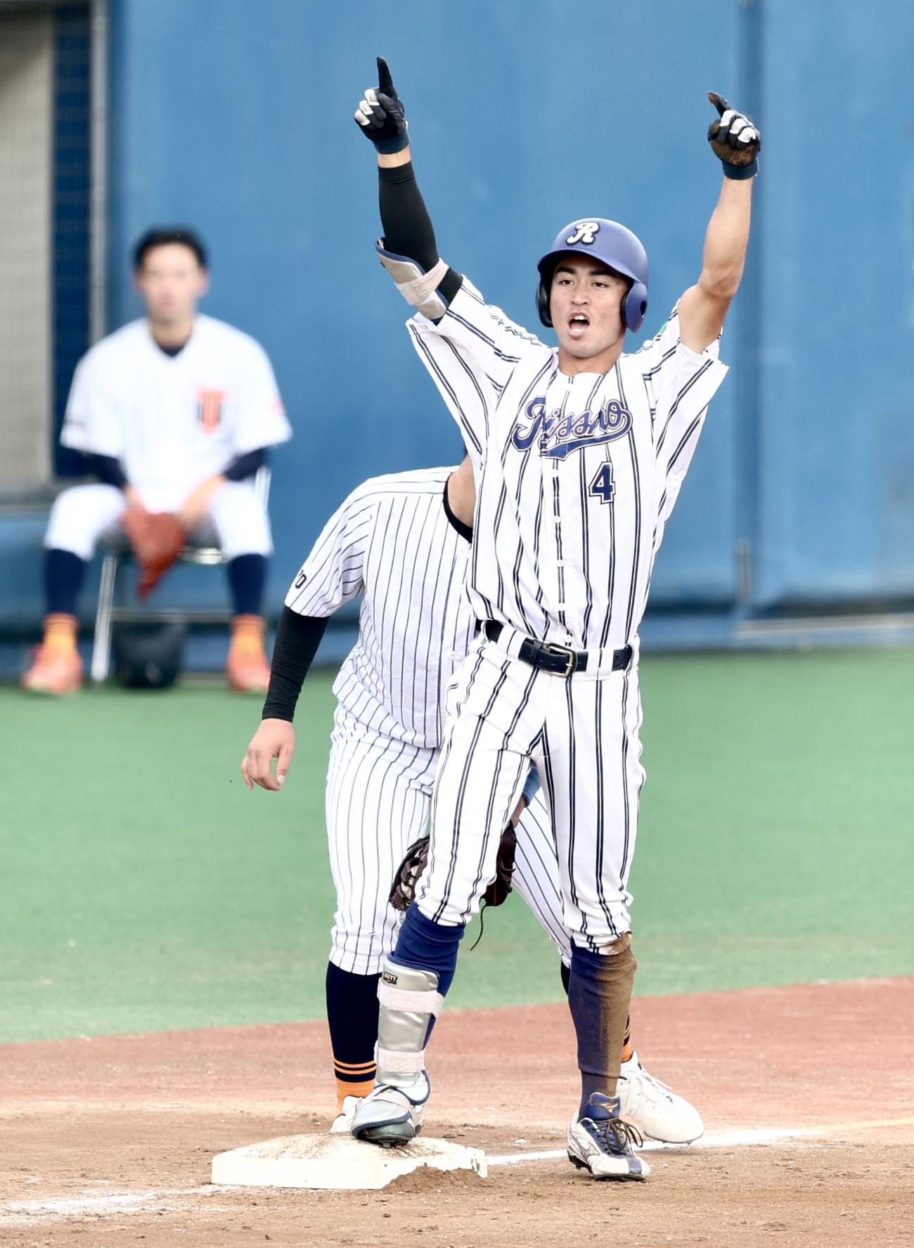 拓大対立正大　3回裏立正大1死三塁、適時三塁打を放ち出塁する上田（撮影・河田真司）