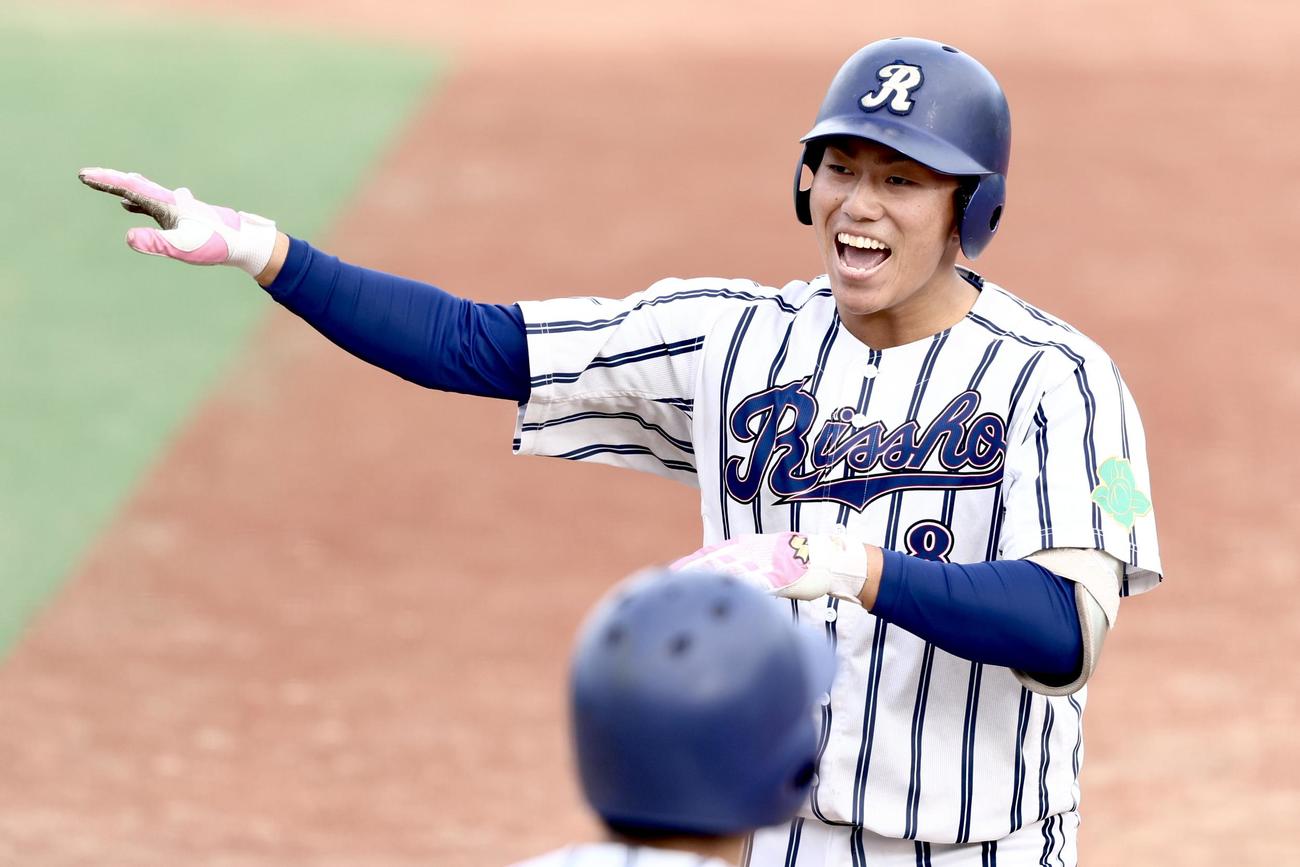 拓大対立正大　3回裏立正大2死三塁、右前適時打を放ち出塁する西村（撮影・河田真司）
