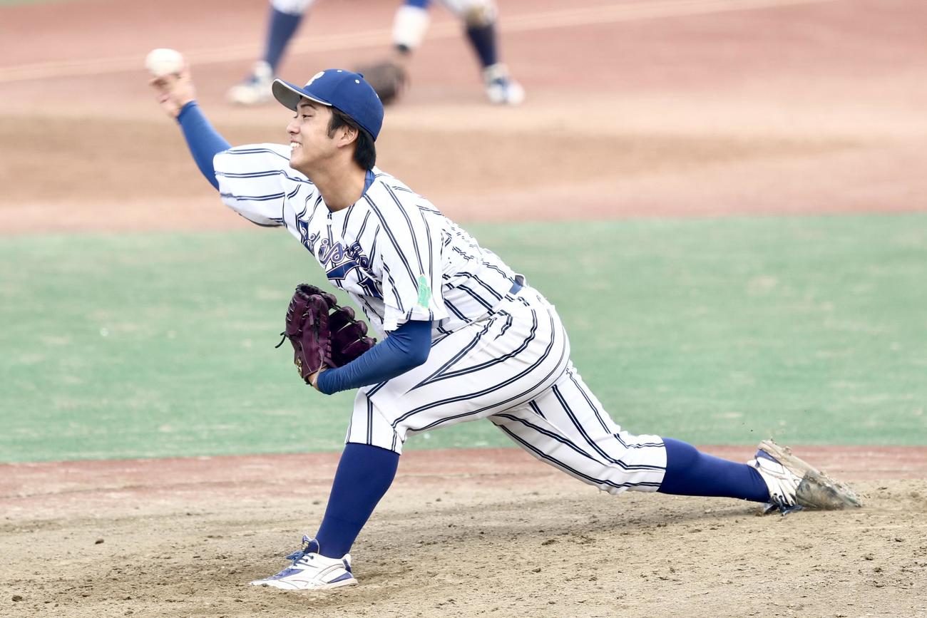 拓大対立正大　4回表、2番手で登板する立正大・中平（撮影・河田真司）