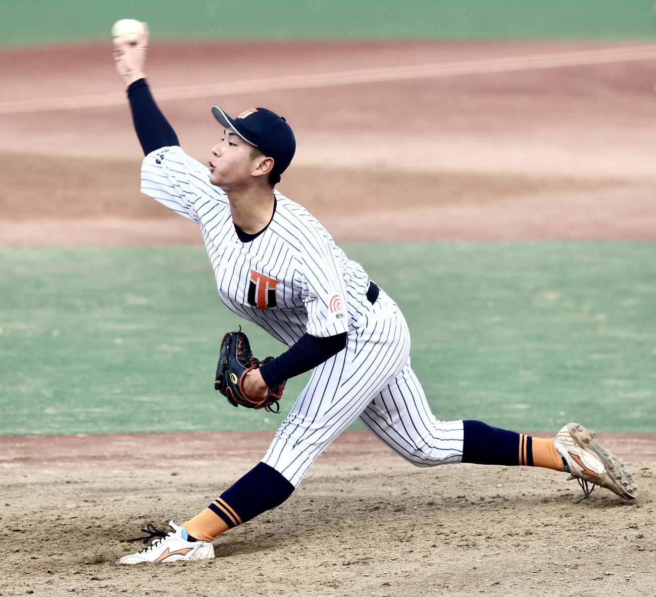拓大対立正大　4回裏、2番手で登板する拓大・原口（撮影・河田真司）