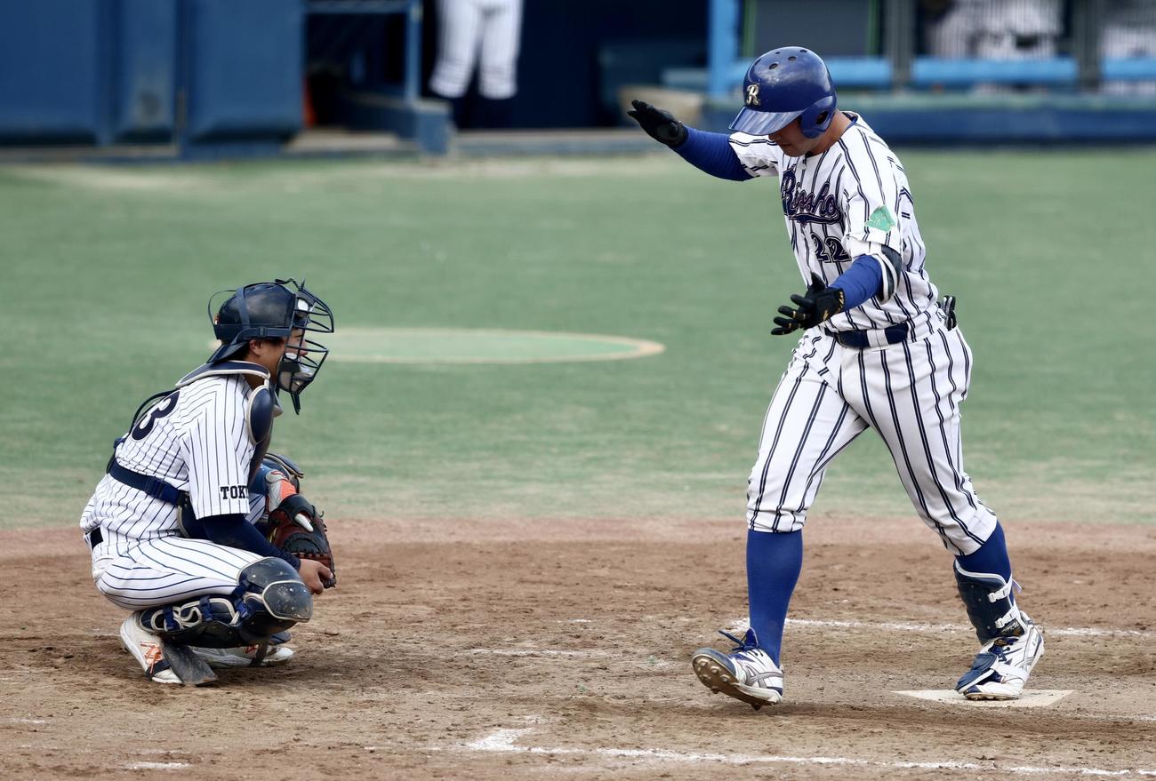 拓大対立正大　4回裏立正大2死、左越えソロ本塁打を放ち生還する石見（撮影・河田真司）