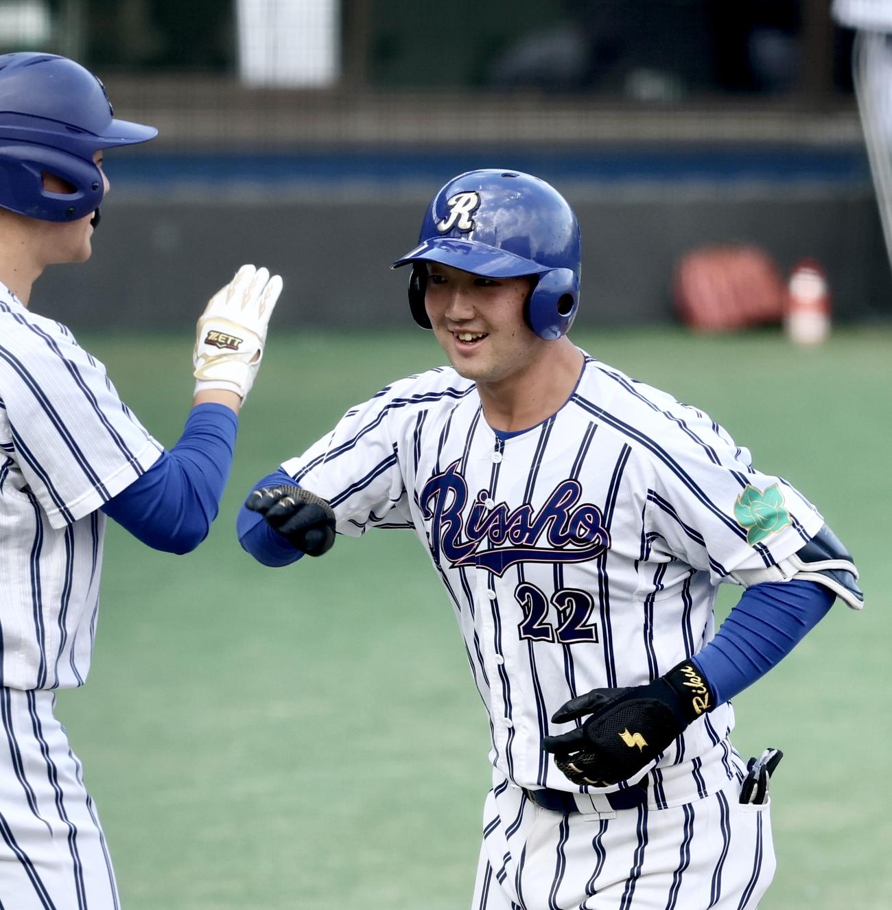 拓大対立正大　4回裏立正大2死、左越えソロ本塁打を放ち生還する石見（撮影・河田真司）