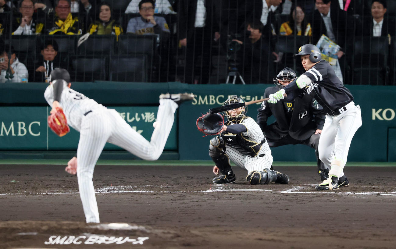 阪神対ソフトバンク　5回表ソフトバンク無死二塁、海野は一ゴロを打つ。投手才木（撮影・加藤哉）