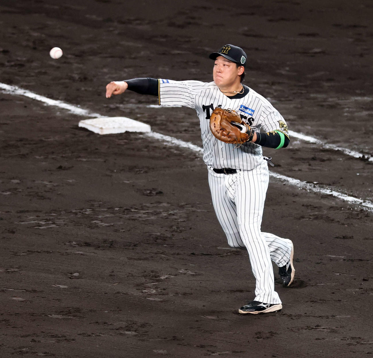 阪神対ソフトバンク　5回表ソフトバンク無死二塁、海野の一塁ゴロで、飛び出した二塁走者を見てすかさず遊撃へ送球する大山（撮影・浅見桂子）