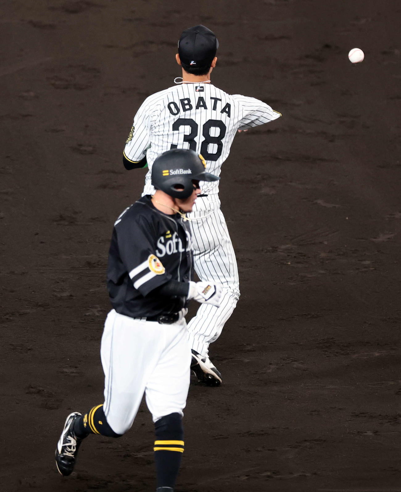 阪神対ソフトバンク　5回表ソフトバンク無死二塁、海野の一塁ゴロで、飛び出した二塁走者牧原大（手前）を挟殺後、すかさず二塁送球する小幡（撮影・浅見桂子）
