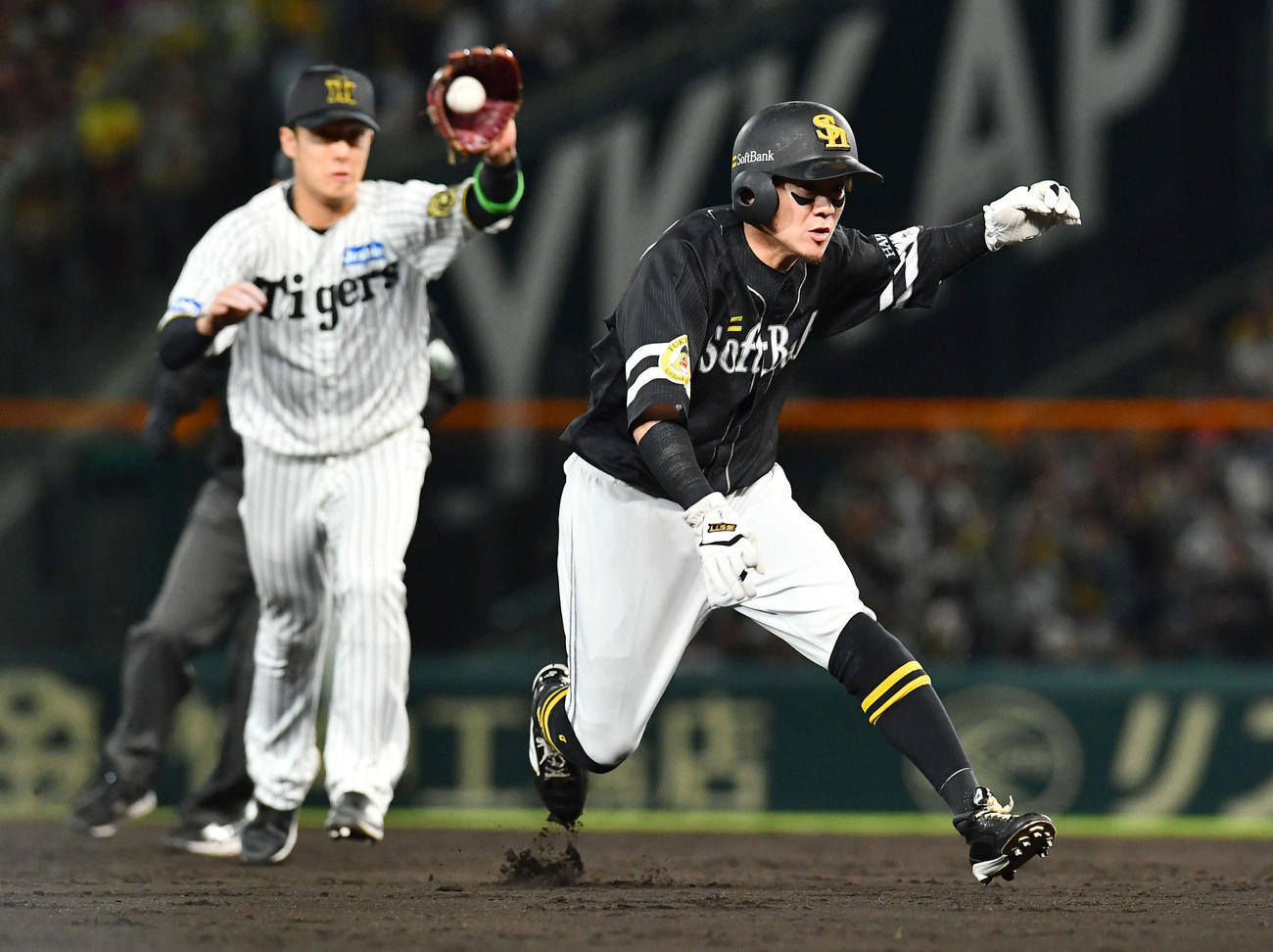 阪神対ソフトバンク　5回表ソフトバンク無死二塁、海野の一ゴロで二塁走者の牧原大（右）は塁間に挟まれる（撮影・岩下翔太）