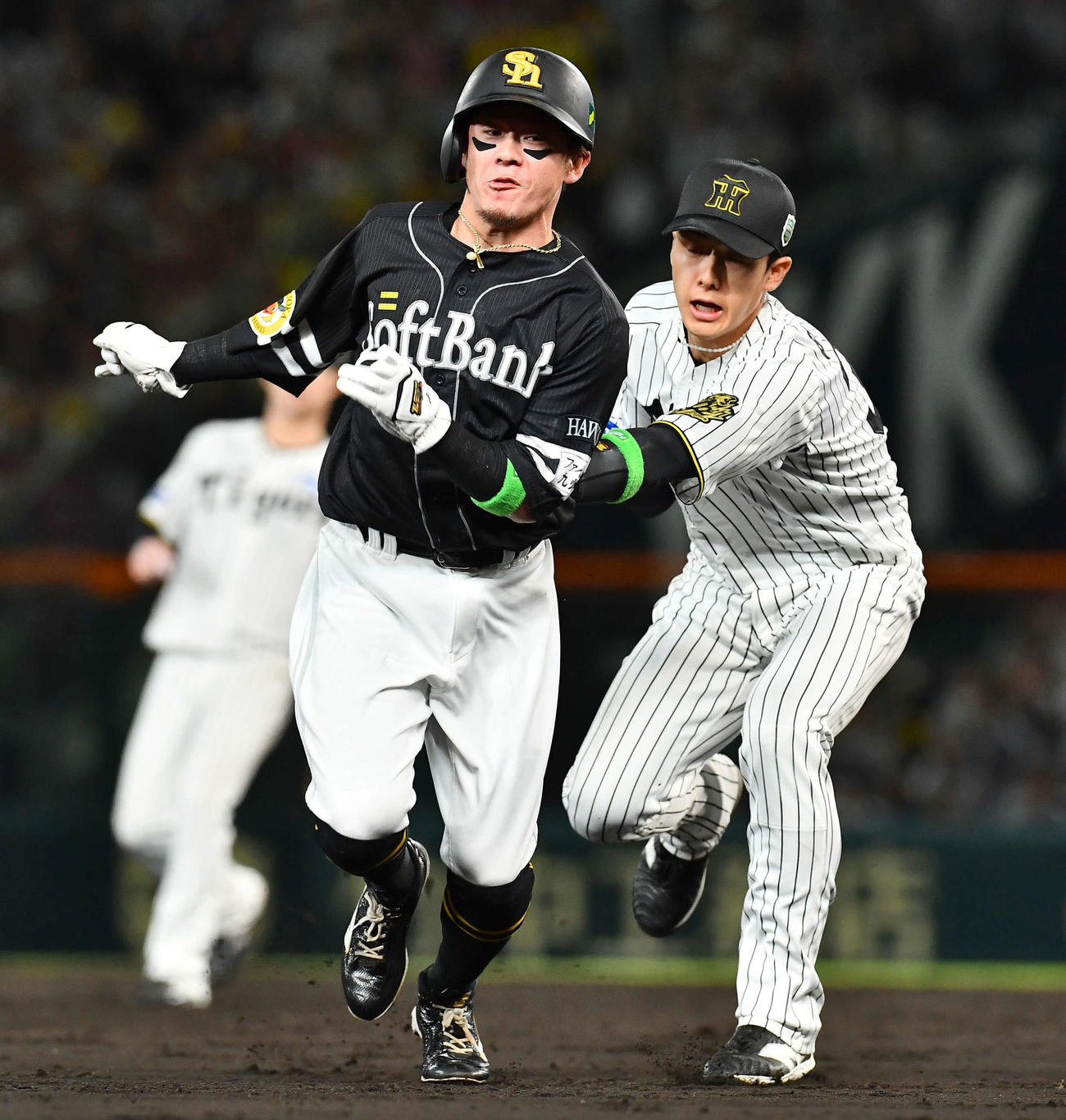 阪神対ソフトバンク　5回表ソフトバンク無死二塁、海野の一ゴロで二塁走者の牧原大（左）は塁間に挟まれてアウトとなる。右は小幡（撮影・岩下翔太）