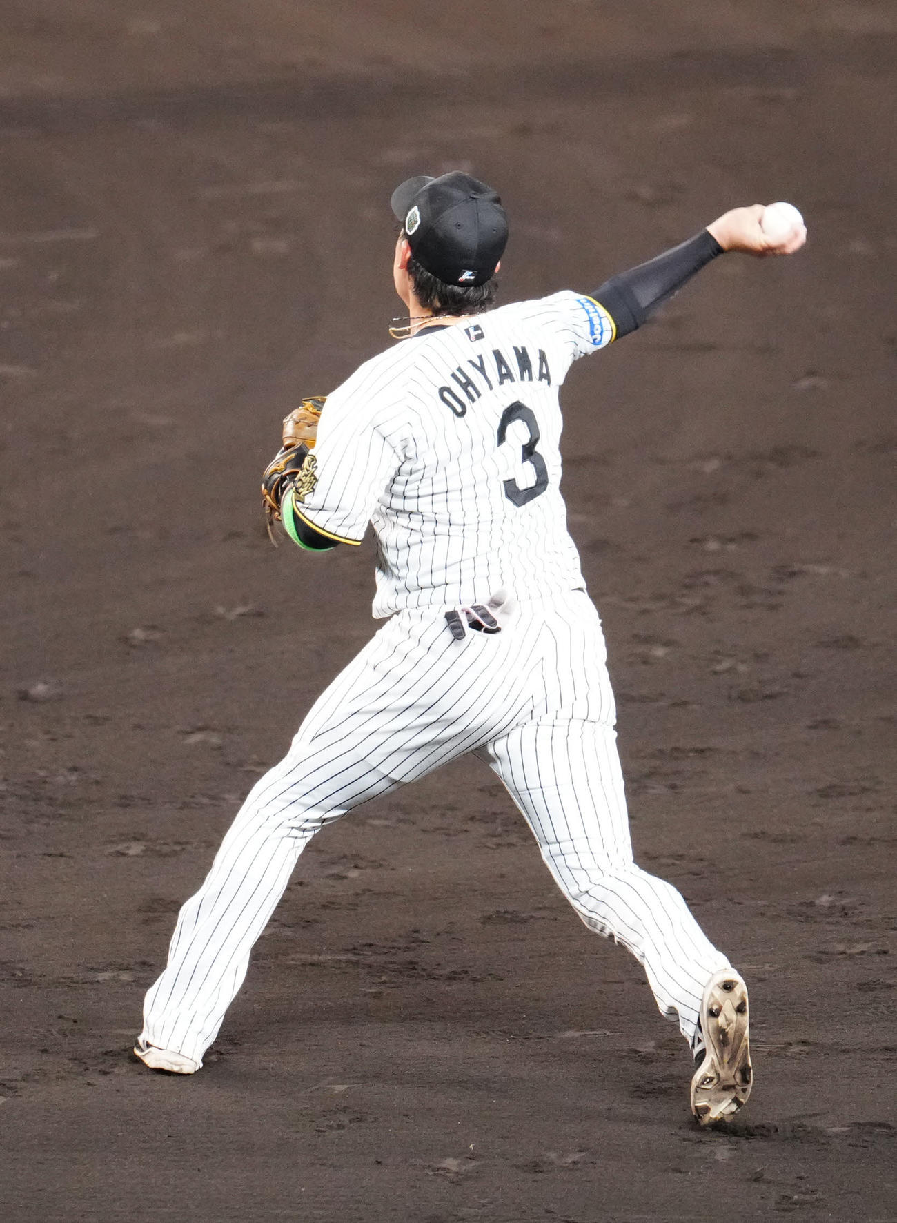 阪神対ソフトバンク　5回表ソフトバンク無死二塁、一ゴロとなった海野の打球を処理し三塁へ送球する大山（撮影・江口和貴）