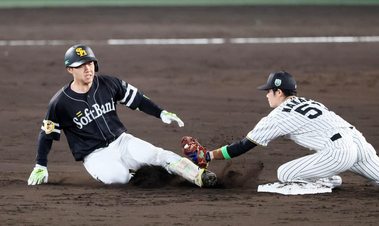 阪神対ソフトバンク　5回表ソフトバンク無死二塁、海野は一ゴロを打ち二走牧原大が二・三塁間で挟まれる間に二塁を狙ったがアウトになり併殺となる。野手中野（撮影・加藤哉）