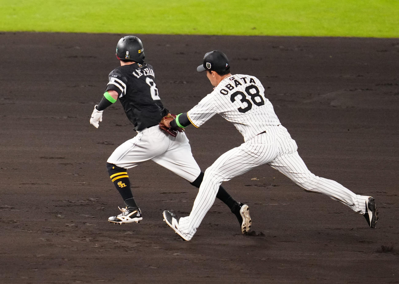 阪神対ソフトバンク　5回表ソフトバンク無死二塁、海野の一ゴロで走者牧原大（左）をタッチアウトとする遊撃手小幡（撮影・江口和貴）
