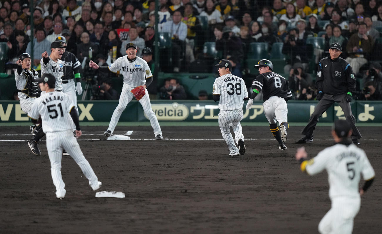 阪神対ソフトバンク　5回表ソフトバンク無死二塁、牧原大（右端）を二三塁間で挟みアウトとする遊撃手小幡（右から2人目）（撮影・足立雅史）