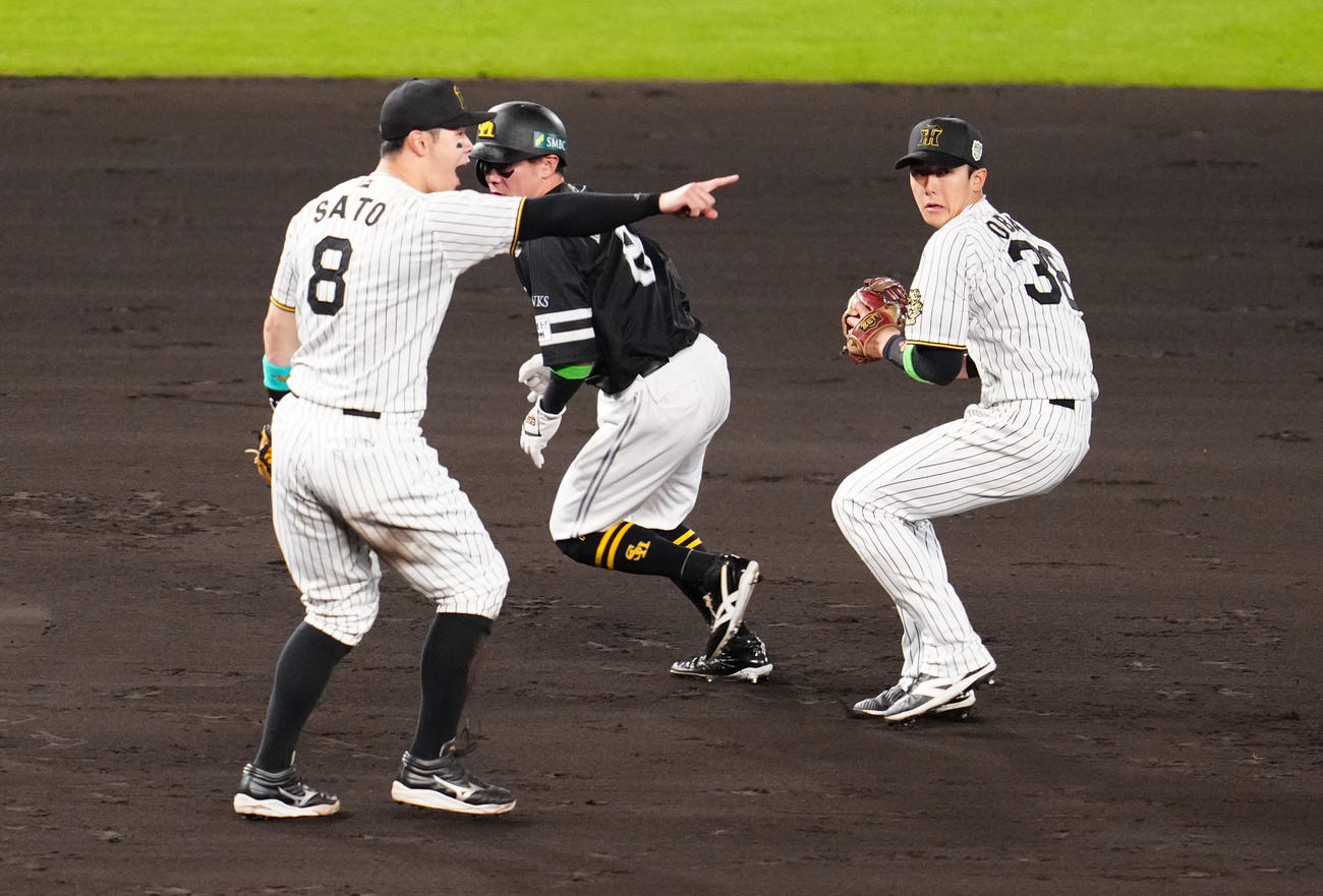 阪神対ソフトバンク　5回表ソフトバンク無死二塁、海野の一ゴロで走者牧原大（中央）をタッチアウトとし二塁へ送球する遊撃手小幡（右）（撮影・江口和貴）